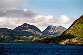 Le isole Lofoten Norvegia. L'Hurtigruten  Midnatsol esce dal Raftsundet per entrare nelle acque pi ampie davanti a Svolvaer. 